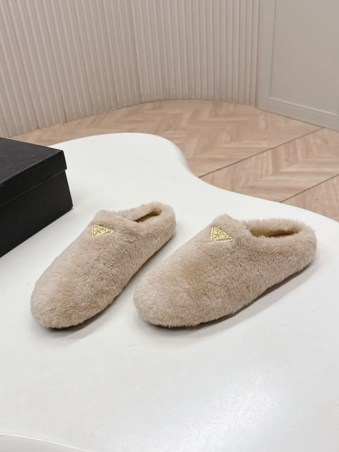 👟👟Ex-factory price 520👟👟 Prada prada25 autumn and winter furry slippers series, half-slip wool slippers, classic triangle buckle, comfortable, cute, cute, fashionable, elegant and versatile, the wool is comfortable and soft, awakening the warmth of autumn and winter. Let you walk comfortably from morning to night. Pair it with socks to easily cope with the changing seasons. Wool, sheep pattern lining, original outsole! 35-40 yards